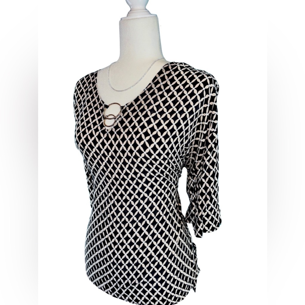 Dana Buchman Black and Cream Geometric Print Keyhole Ring Accent Blouse Size M